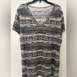 Mossimo ladies v-neck top size 2XL-fits like an XL